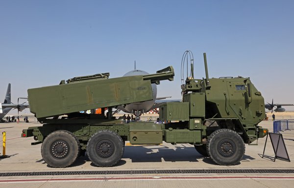 A HIMARS rocket launcher is parked on the tarmac at the 2021 Dubai Airshow in the UAE on November 15. [Giuseppe Cacace/AFP]