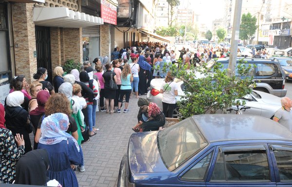 A long bread line forms in front of Moyen-Orient bakery in Sed al-Bauchrieh in Mount Lebanon. on July 26, where some waited hours for a bag of subsidised bread. [Ziad Hatem/Al-Mashareq]