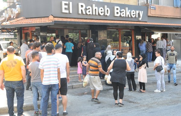 A long bread line forms July 26 in front of Moyen-Orient bakery in Sed el-Bauchrieh in Mount Lebanon. on July 26, where some waited hours for a bag of subsidised bread. [Ziad Hatem/Al-Mashareq]
