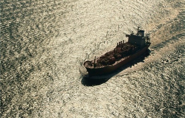 تبيع طهران ملايين براميل النفط لمصافي التكرير الصينية في تحد فاضح للعقوبات الدولية. [وكالة تسنيم للأنباء]