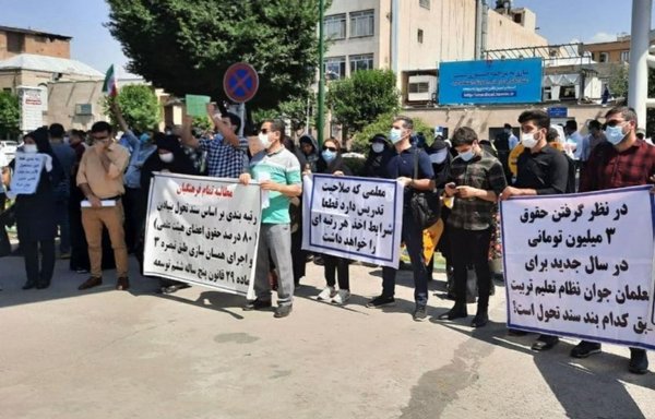 مدرسون إيرانيون ينظمون احتجاجا على تدني الرواتب في أيار/مايو السابق. [إيران إنترناشيونال]