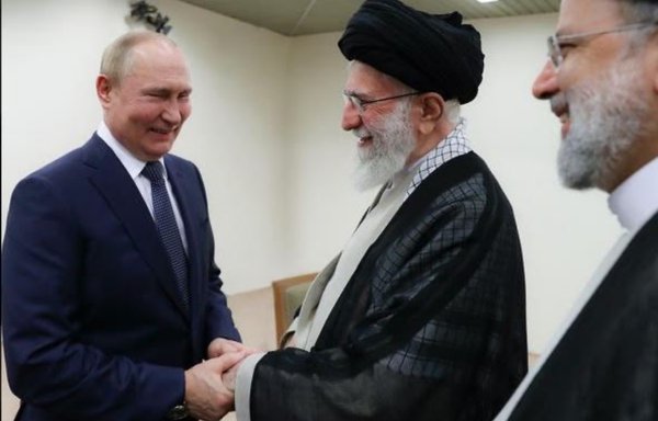 المرشد الإيراني الأعلى علي خامنئي والرئيس الإيراني إبراهيم رئيسي يرحبان بالرئيس الروسي فلاديمير بوتين أثناء رحلته إلى طهران في 20 تموز/يوليو. [Khamenei.ir]