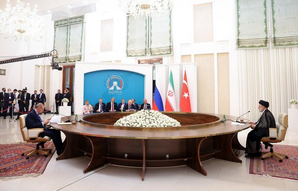 رؤساء إيران وروسيا وتركيا يلتقون في قمة طهران في تموز/يوليو. [وكالة إيرنا]