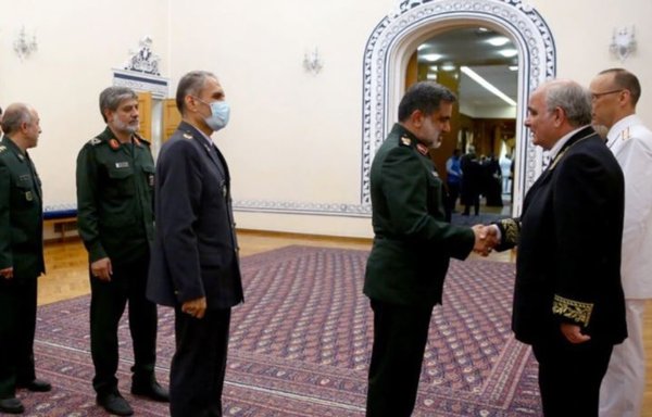 مسؤولو الحرس الثوري الإيراني يلتقون السفير الروسي بإيران ليفان دزاغاريان في طهران يوم 12 تموز/يوليو الذي يوافق اليوم الوطني الروسي. [وكالة إيرنا]