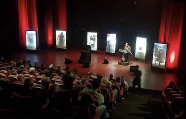 این عکس از داخل سالن تئاتر المدینه در خیابان حمراء بیروت در اوایل مرداد در یک وب‌سایت وابسته به حزب‌الله منتشر شد. در اینجا هر شب مجالس عزاداری عاشورا برگزار می‌شود. [رسانۀ حزب‌الله در توئیتر]