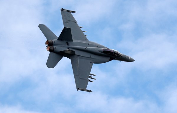 A Boeing F/A-18 Super Hornet, a twin-engine, supersonic, all weather multi-role fighter, participates in the Farnborough Airshow in the United Kingdom on July 12, 2016. Kuwait's purchase of the F/A-18E/F also included Link 16 terminals. [Adrian Dennis/AFP]