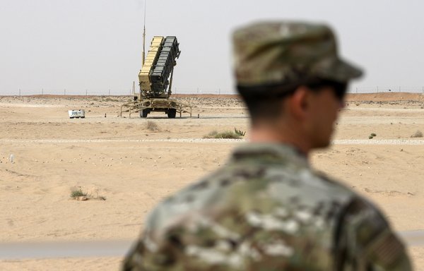 عنصر من سلاح الجو الأميركي بالقرب من منظومة صواريخ باتريوت في قاعدة الأمير سلطان الجوية في الخرج بالسعودية بتاريخ 20 شباط/فبراير 2020. [أندرو كاباييرو رينولدز/وكالة الصحافة الفرنسية]