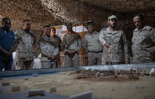 Members of the Saudi armed forces conduct a briefing with US Marines on August 10. [CENTCOM]