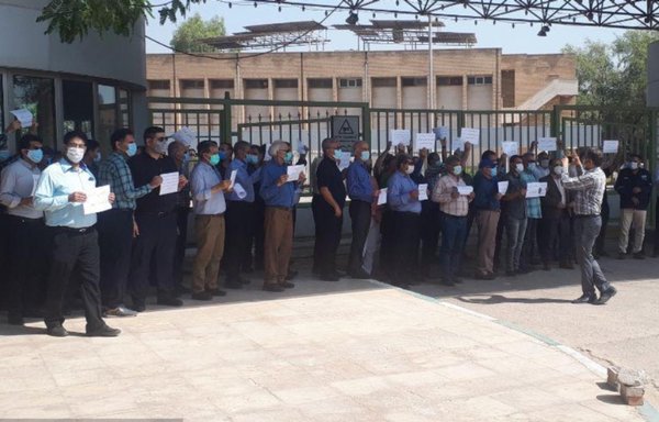 Ahvaz oil sector workers gather in protest against working conditions in April. [ILNA]