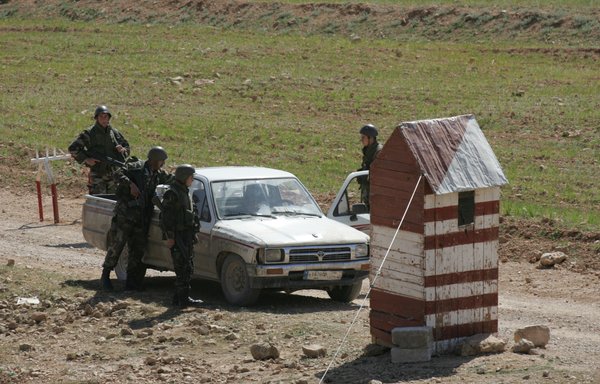 يكثف الجيش اللبناني الدوريات على الحدود في منطقة البقاع في ظل زيادة حزب الله لعمليات التهريب. وتجري عمليات التهريب بالاتجاهين عبر الحدود، وتشكل جزءا من أسلوب سيطرة حزب الله على الاقتصاد اللبناني. [زياد حاتم]