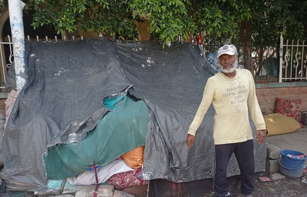 صورة لبندر سالم وهو يقف إلى جانب خيمته العائلية بصنعاء في آب/أغسطس الماضي. [هيثم محمد/المشارق]
