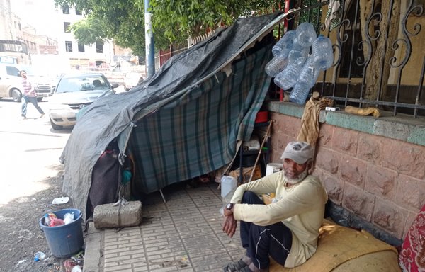 صورة التقطت في آب/أغسطس لبندر سالم، وقد ذكر أنه يكسب قوت يومه الهزيل عبر جمع العلب والزجاجات البلاستيكية الفارغة. [هيثم محمد/المشارق]