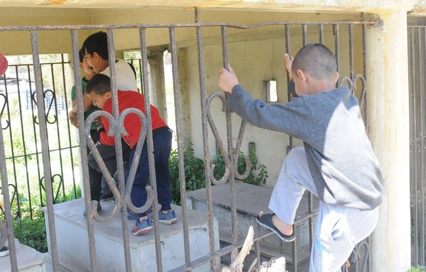 Children play in a Beirut cemetery in September. Lebanese children are living with the repercussions of the country's successive crises, according to a UNICEF report released August 25. [Ziad Hatem/Al-Mashareq]