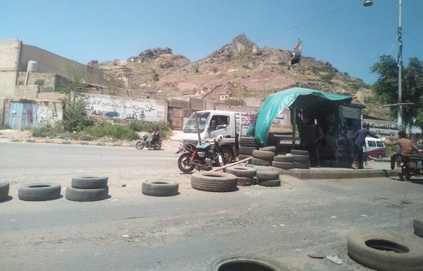 Houthi elements man a checkpoint at the entrance of Bayt Baws district, south of Sanaa, in September. [Haitham Mohammed/Al-Mashareq]