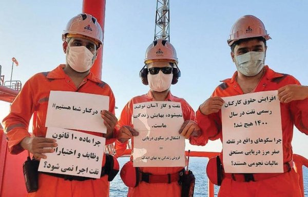 Iranian gas and oil sector employees last November protest low salaries, the dormant Section 10 legislation of Iran's Oil Law, and the government's unfulfilled promises. [Iran International]