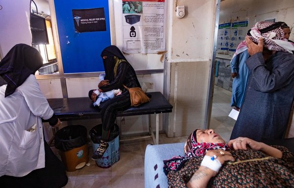 Patients suffering from cholera receive treatment at al-Kasrah hospital in Syria's eastern province of Deir Ezzor, on September 17, affected by contaminated water from the Euphrates river. [Delil Souleiman/AFP]