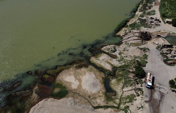 This aerial view shows a portion of the Euphrates river on September 17, a major source of contaminated water used for both drinking and irrigation, near the town of al-Kasrah, in Syria's eastern Deir Ezzor province. [Delil Souleiman/AFP]
