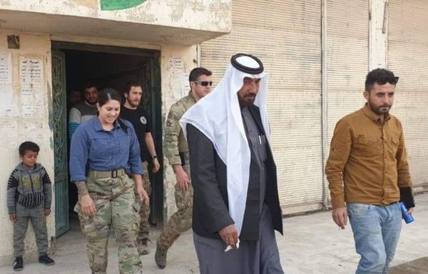 روز ١٢ اسفندماه ١٣٩٩ یک هیئت ائتلاف بین‌المللی با انجمن قتل‌عام شعیطات در استان دیرالزور ملاقات می‌کند. [صفحۀ فیس‌بوک الشعیطات مدیناتی]