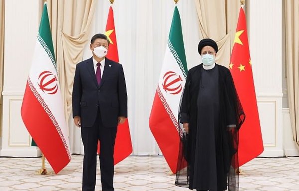 Iranian President Ebrahim Raisi and Chinese President Xi Jinping meet on the sidelines of the 22nd SCO summit, held in Samarkand, Uzbekistan, on September 15 and 16. [President.ir]