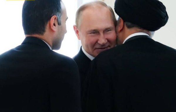 Iranian President Ebrahim Raisi plants a kiss on Russian President Vladimir Putin's cheek on the sidelines of the 22nd Shanghai Co-oeration Organisation (SCO) summit, held in Samarkand on September 15 and 16. [IRNA]