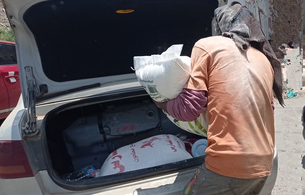 يمني يحمل أغذية أساسية على عربة يوم 17 أيلول/سبتمبر. [هيثم محمد/المشارق]