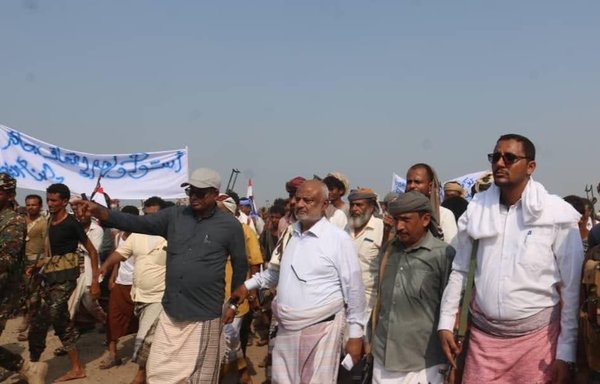 Residents of al-Hodeidah province take part in a protest called for by the local authority in al-Khokha on September 20 to denounce the displacement by the Houthis of the residents of four villages in al-Qasra locality, Beit al-Faqih district. [Al-Hodeidah local authority]
