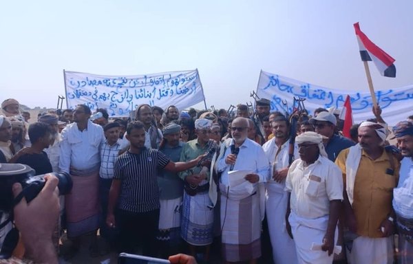 Al-Hodeidah governor al-Hassan al-Taher called on the residents of the province to take a stand against the Houthis' actions. [Al-Hodeidah local authority]