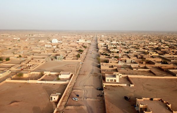 منظر عام من الجو لمدينة كيدال المالية يوم 27 أيلول/سبتمبر 2020. وأكد مصدر في شمال مالي أن عناصر مجموعة فاغنر موجودون في المدينة. [سليمان أغ أنارا/وكالة الصحافة الفرنسية]