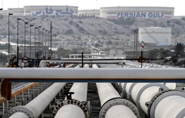 این عکس که روز ۱ بهمن ۱۳۹۴ گرفته شده، خطوط لولۀ صادرات نفت را در یک تأسیسات نفتی در جزیرۀ خارک نشان می‌دهد. [خبرنگار/خبرگزاری فرانسه]