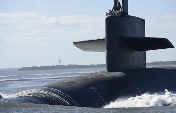 An Ohio-class submarine moving along the surface of the ocean. [CENTCOM]