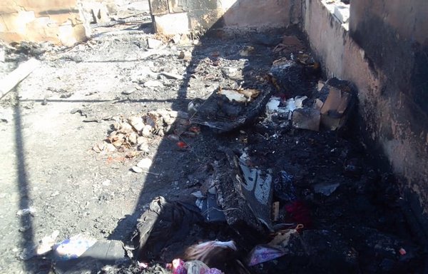 صورة تظهر مخلفات خيمة قضت عليها النيران بعدما اندلع حريق يوم 5 تشرين الأول/أكتوبر في مخيم الوفاء العماني في بلدة عرسال. [صوت اللاجئين السوريين في لبنان]