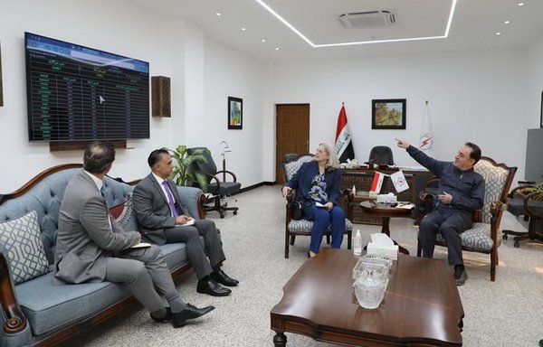 Minister of Electricity Adel Karim discusses Iraq's co-operation with the United States on September 24 with US ambassador Alina Romanowsky. [Iraqi Ministry of Electricity]
