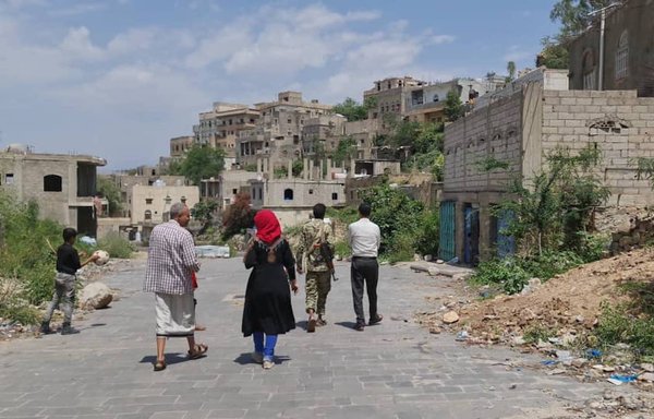 The team of the National Committee to Investigate Alleged Violations of Human Rights pays a visit to the Shaab al-Daba area in Salh district, Taez, which is littered with mines. [National Committee to Investigate Alleged Violations of Human Rights]