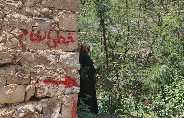 A sign in Salh district warns that the area is riddled with mines laid by the Iran-backed Houthis. [National Committee to Investigate Alleged Violations of Human Rights]