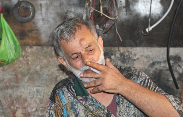 محمد خالد السيد اضطر إلى إغلاق متجره الخاص بطلاء الأثاث في طرابلس قبل عام، وسط تواصل الأزمة في لبنان. [زياد حاتم/المشارق]
