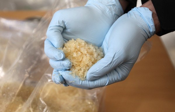 Confiscated crystal meth is displayed during a news conference at the German federal police headquarters in Wiesbaden on November 13, 2014. [Daniel Roland/AFP]