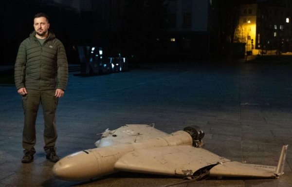 ولودیمیر زلنسکی، رئیس‌جمهوری اوکراین، در روز ٦ آبان‌ماه در کنار بقایای یک پهپاد ایرانی ایستاده است. [President.gov.ua]