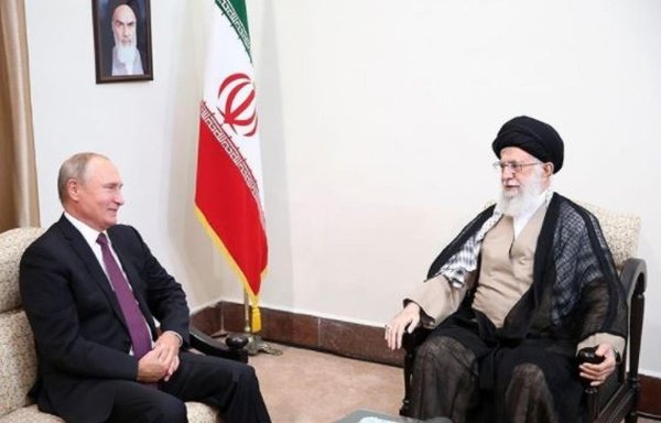 ولادیمیر پوتین، رئیس‌جمهوری روسیه، در جریان سفر خود به تهران در تیرماه با علی خامنه‌ای، رهبر ایران، دیدار می‌کند. [ایندپندنت فارسی]