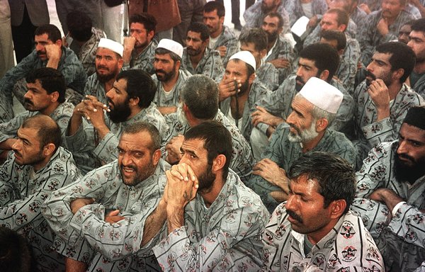 صورة من الأرشيف التقطت في تشرين الأول/أكتوبر 1999 تظهر تجمعا لمجموعة من السجناء الإيرانيين والأجانب الذين كانوا يقضون أحكاما بالسجن بتهمة تهريب المخدرات في سجن زاهدان المركزي في جنوب شرق إيران، تمهيدا للقاء مع صحافيين أجانب وسفراء مقيمين في طهران. [جان ميشيل كاديو/وكالة الصحافة الفرنسية]