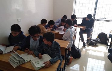 Striking teachers reject Houthis' tampering with curricula