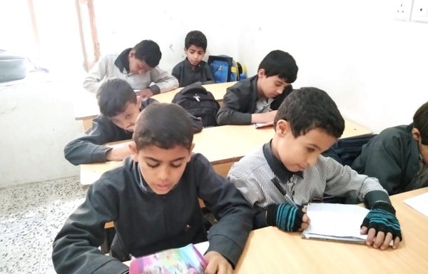 الحوثيون التابعون لإيران يفرضون على إدارات المدارس في المناطق الخاضعة لسيطرتهم تنظيم فعاليات طائفية. [عبود التميمي/المشارق]