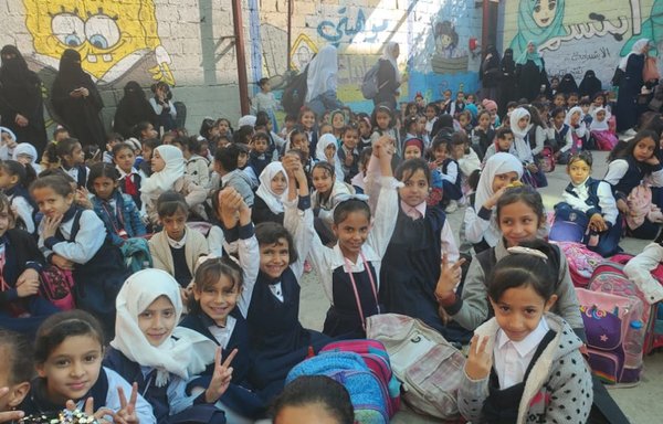 طلبة يدرسون في مدرسة العروبة في ضاحية بني الحارث بمحافظة صنعاء. [أفكار أحمد/المشارق]