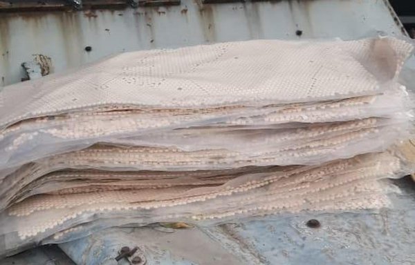 حبوب كبتاغون وجدت مخبأة في مواد بناء بمستودع في الغازية جنوبي لبنان خلال مداهمة نفذت مؤخرا، كانت مرسلة إلى السودان عبر ساحل العاج من خلال مرفأ بيروت. [فرع المعلومات بقوى الأمن الداخلي]