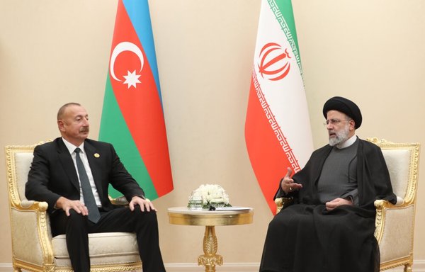 President Ilham Aliyev of Azerbaijan met with Iranian president Ebrahim Raisi in Turkmenistan on the sidelines of the 2021 ECO Summit in November 2021. [Khabar Online]