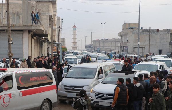 روز ١٨ آبان‌ماه، ساکنان شهر کوبانی واقع در شمال سوریه برای تماشای مراسم انتقال اجساد بازگردانده شده از الجزایر گرد هم می‌آیند. [حکومت خودگردان شمال و شرق سوریه]