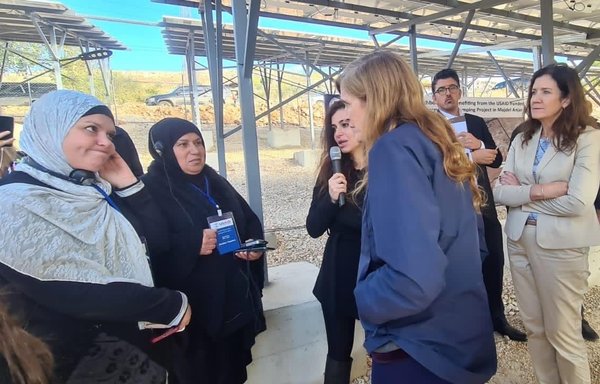 سامانتا پاور، رئیس سازمان توسعۀ بین‌المللی ایالات متحده، در جریان دیدار از مرکز آبرسانی با ساکنان مجدل عنجر دیدار می‌کند. برق مورد نیاز این مرکز با انرژی خورشیدی تأمین می‌شود. [دفتر سازمان توسعۀ بین‌المللی ایالات متحده لبنان]