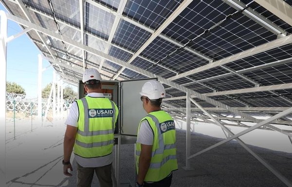 سازمان توسعۀ بین‌المللی ایالات متحده از طریق برنامۀ پشتیبانی از جامعۀ محلی، مجموعه‌ای از طرح‌ها را برای نصب سامانه‌های مجهز به انرژی خورشیدی برای مراکز آبرسانی، پروژه‌های کشاورزی، و برق‌رسانی به شهرها در لبنان اجرا کرده است. [سازمان توسعۀ بین‌المللی ایالات متحده لبنان]