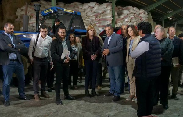 سامانتا پاور، رئیس سازمان توسعۀ بین‌المللی ایالات متحده، طرح‌های اجرا شده توسط این سازمان در لبنان، از جمله یک انبار ذخیرۀ خوراک دام، را بررسی می‌کند. [سازمان توسعۀ بین‌المللی ایالات متحده لبنان]