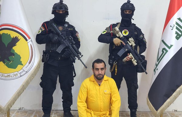 نیروهای عراقی روز ۱۳ آبان بالای سر یکی از عناصر دستگیر شده داعش به نام «ابوعایشه» ایستاده‌اند. گفته می‌شود این داعشی قصد داشت در بغداد دست به حملات تروریستی بزند. [سازمان مبارزه با تروریسم]