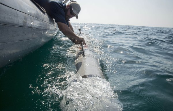 A US Navy unmanned underwater vehicle (UUV) operator recovers an MK 18 MOD 2 UUV after an operational test on October 20, 2015. [US Navy]